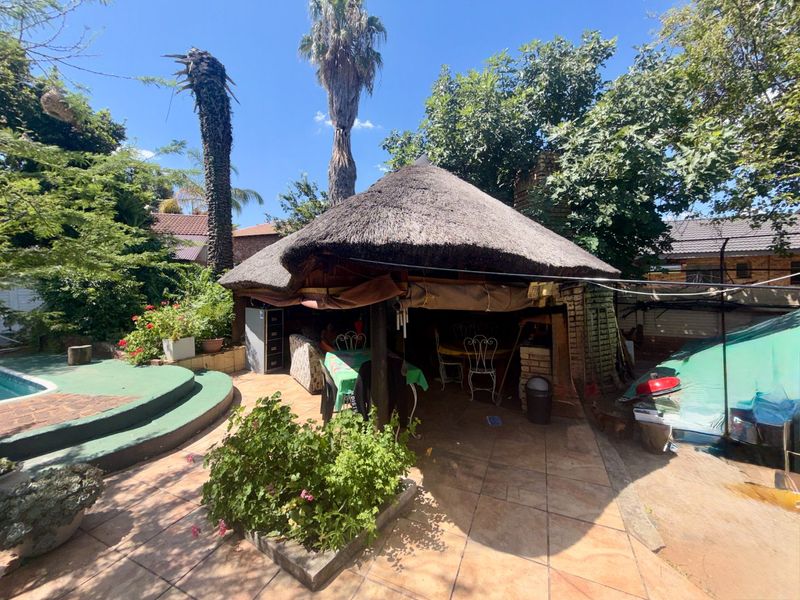 Investment Opportunity – Main House, 6 Flats & Established Business Rights - Photo 3