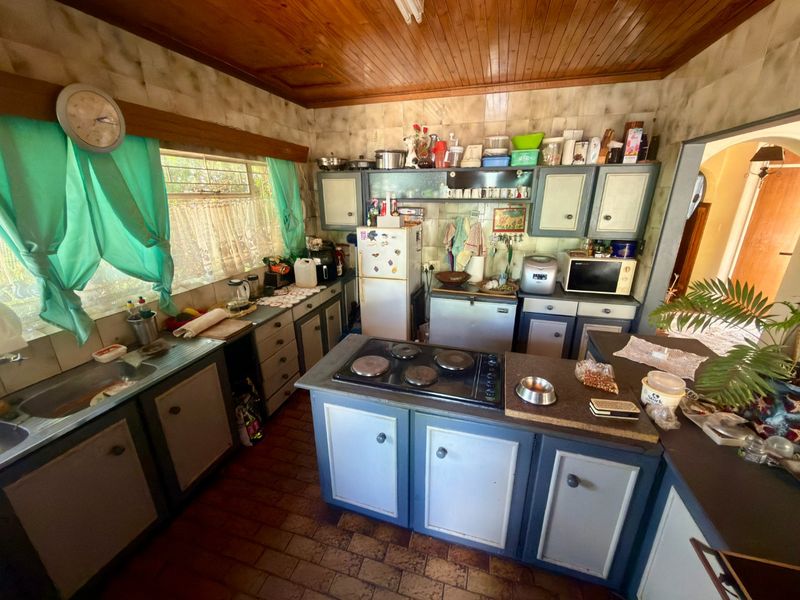 Investment Opportunity – Main House, 6 Flats & Established Business Rights - Photo 5