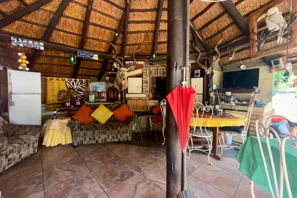 Investment Opportunity – Main House, 6 Flats & Established Business Rights - Photo 2