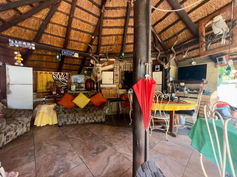 Investment Opportunity – Main House, 6 Flats & Established Business Rights - Photo 2