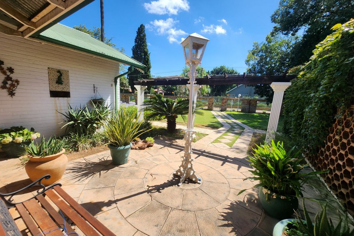 Spacious 3 Bedroom Home with Study, Double Garage and Borehole. - Photo 4