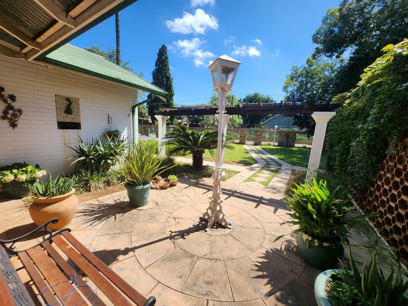 Spacious 3 Bedroom Home with Study, Double Garage and Borehole. - Photo 4