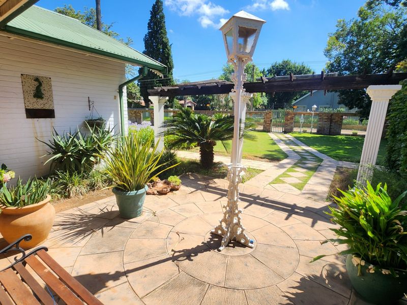 Spacious 3 Bedroom Home with Study, Double Garage and Borehole. - Photo 10