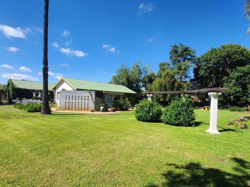 Spacious 3 Bedroom Home with Study, Double Garage and Borehole. - Photo 9