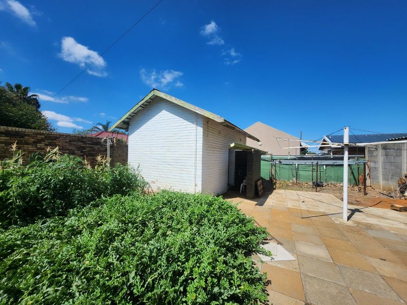 Spacious 3 Bedroom Home with Study, Double Garage and Borehole. - Photo 8