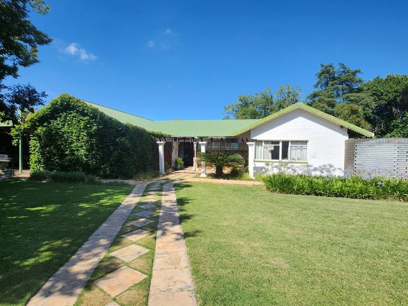 Spacious 3 Bedroom Home with Study, Double Garage and Borehole. - Photo 7