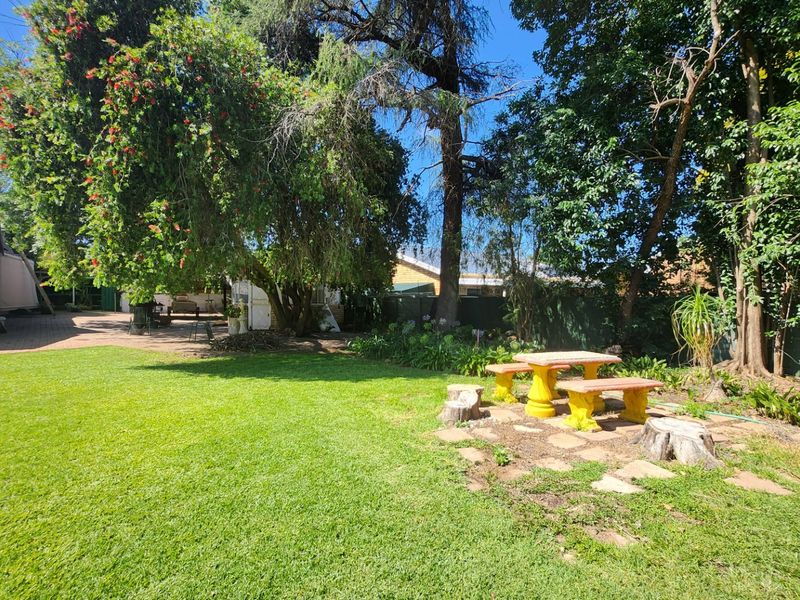 Spacious 3 Bedroom Home with Study, Double Garage and Borehole. - Photo 6