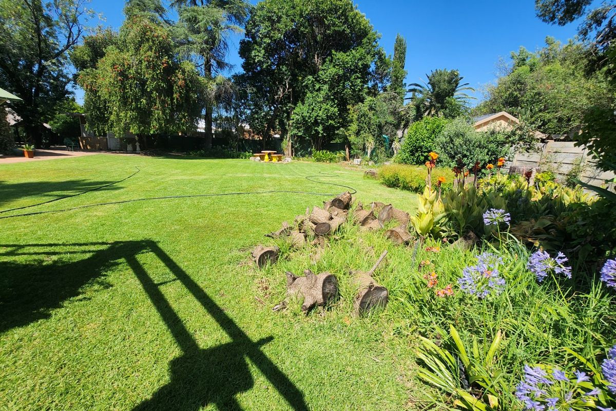 Spacious 3 Bedroom Home with Study, Double Garage and Borehole. - Photo 3