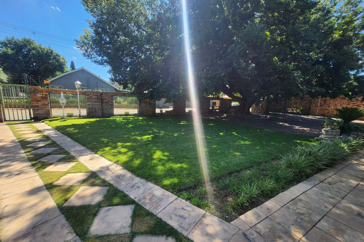 Spacious 3 Bedroom Home with Study, Double Garage and Borehole. - Photo 5