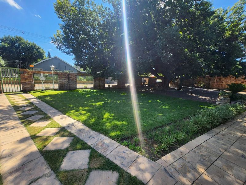 Spacious 3 Bedroom Home with Study, Double Garage and Borehole. - Photo 5