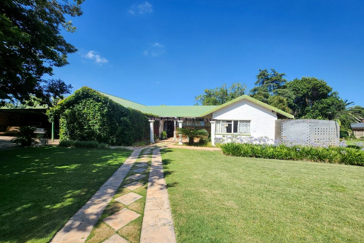 Spacious 3 Bedroom Home with Study, Double Garage and Borehole. - Photo 2