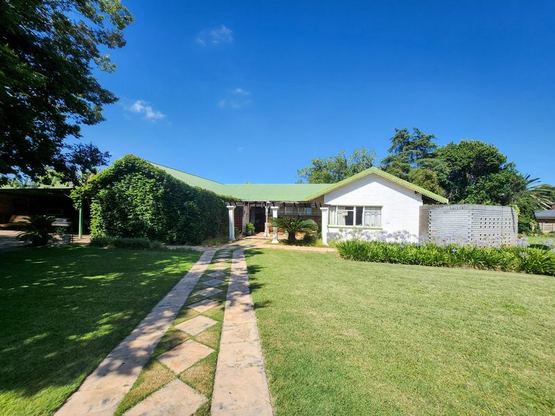 Spacious 3 Bedroom Home with Study, Double Garage and Borehole. - Photo 2