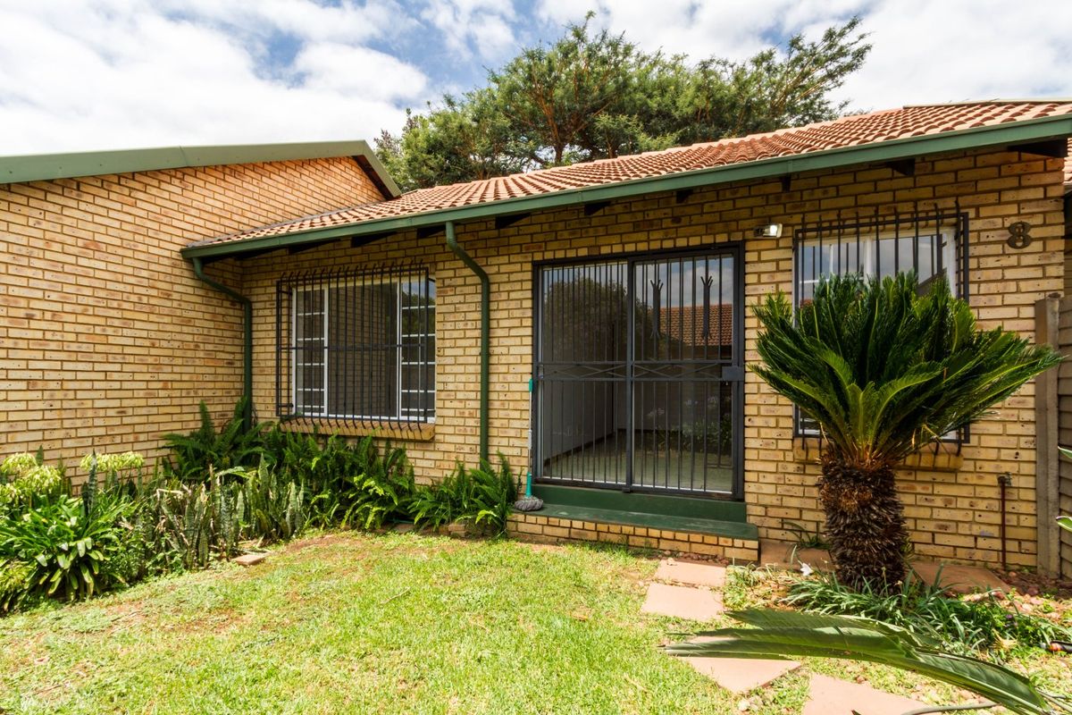 GREAT STARTER UNIT IN POPULAR COMPLEX - Photo 2