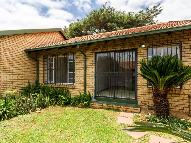 GREAT STARTER UNIT IN POPULAR COMPLEX - Photo 2