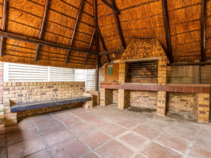 GREAT STARTER UNIT IN POPULAR COMPLEX - Photo 3