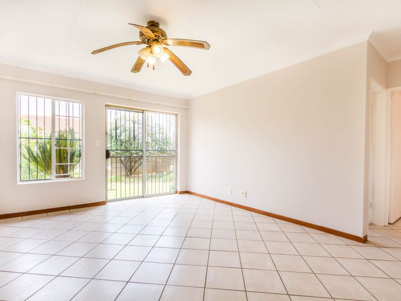 GREAT STARTER UNIT IN POPULAR COMPLEX - Photo 10