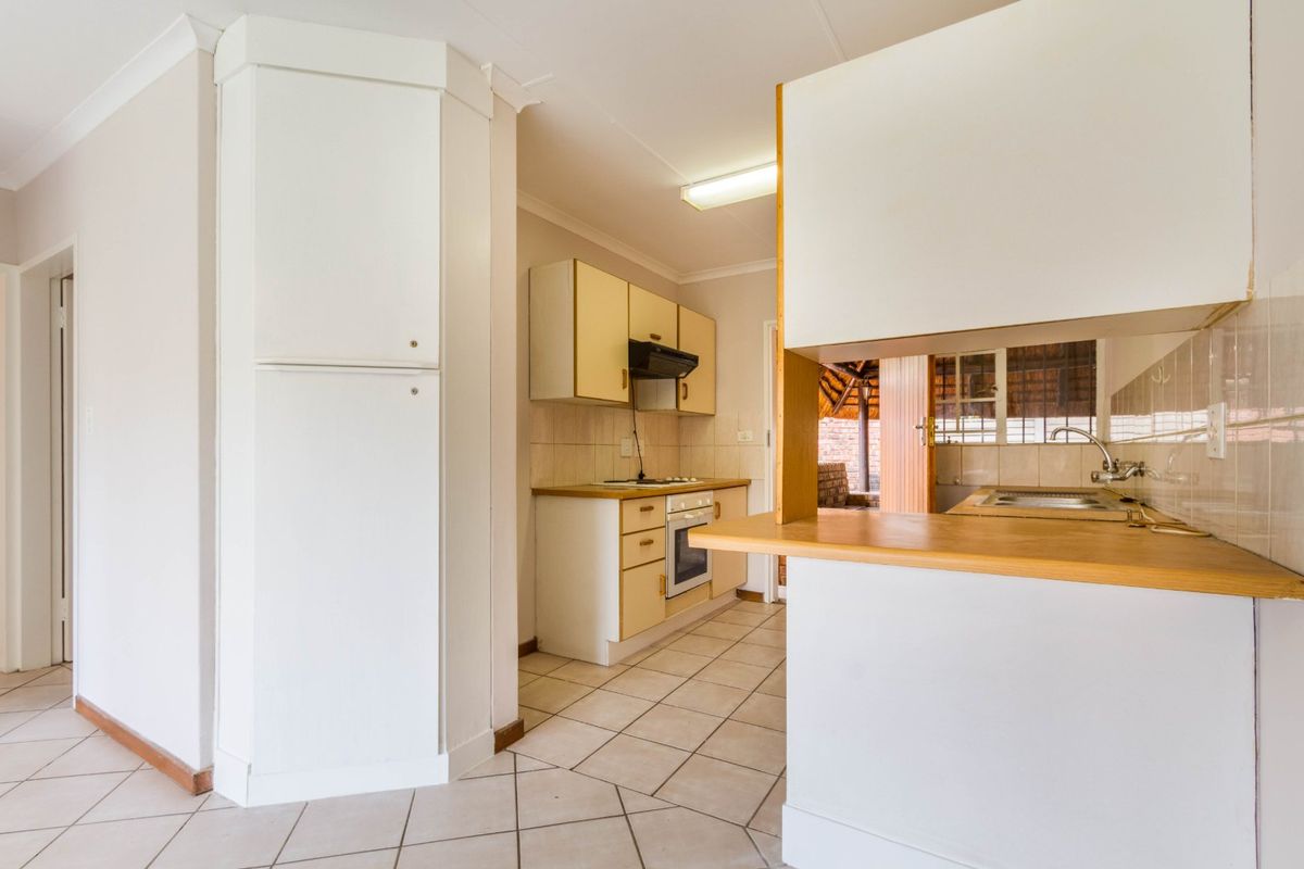 GREAT STARTER UNIT IN POPULAR COMPLEX - Photo 5