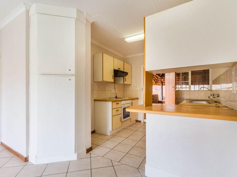 GREAT STARTER UNIT IN POPULAR COMPLEX - Photo 5