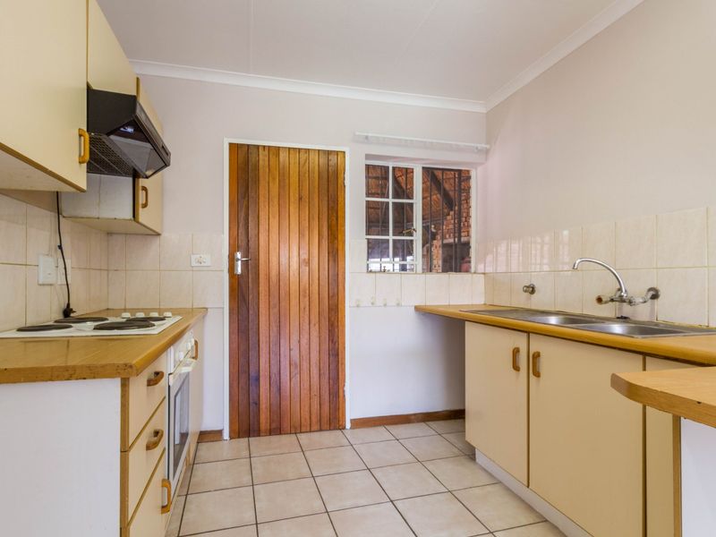 GREAT STARTER UNIT IN POPULAR COMPLEX - Photo 8