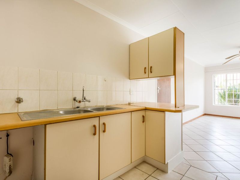 GREAT STARTER UNIT IN POPULAR COMPLEX - Photo 6