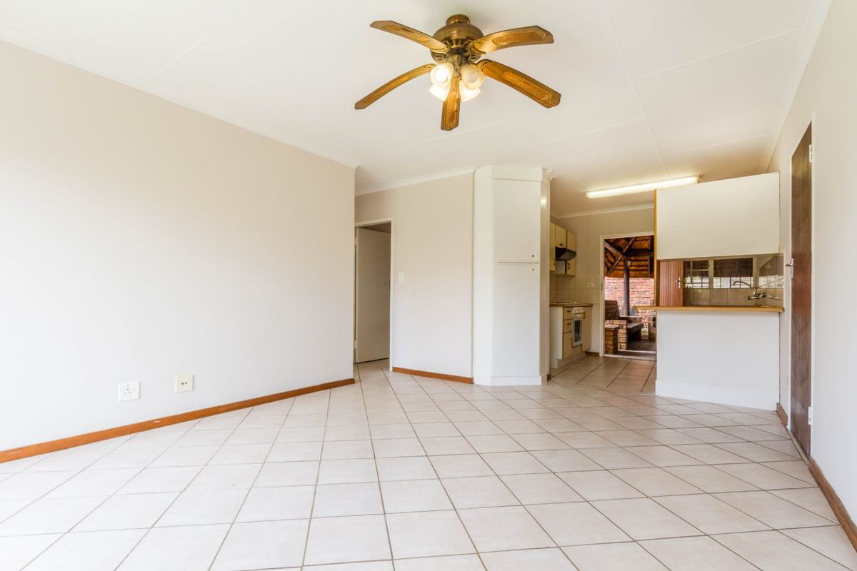 GREAT STARTER UNIT IN POPULAR COMPLEX - Photo 4