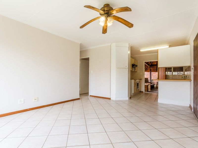 GREAT STARTER UNIT IN POPULAR COMPLEX - Photo 4