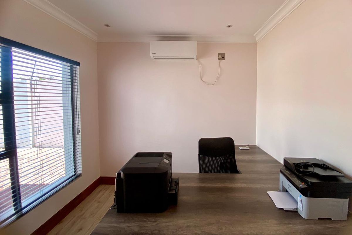 For Sale: Elegant Double-Storey Mansion with Granny Flat - Photo 5
