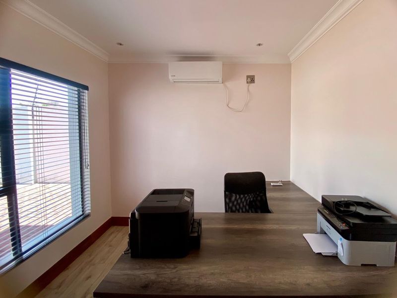 For Sale: Elegant Double-Storey Mansion with Granny Flat - Photo 5