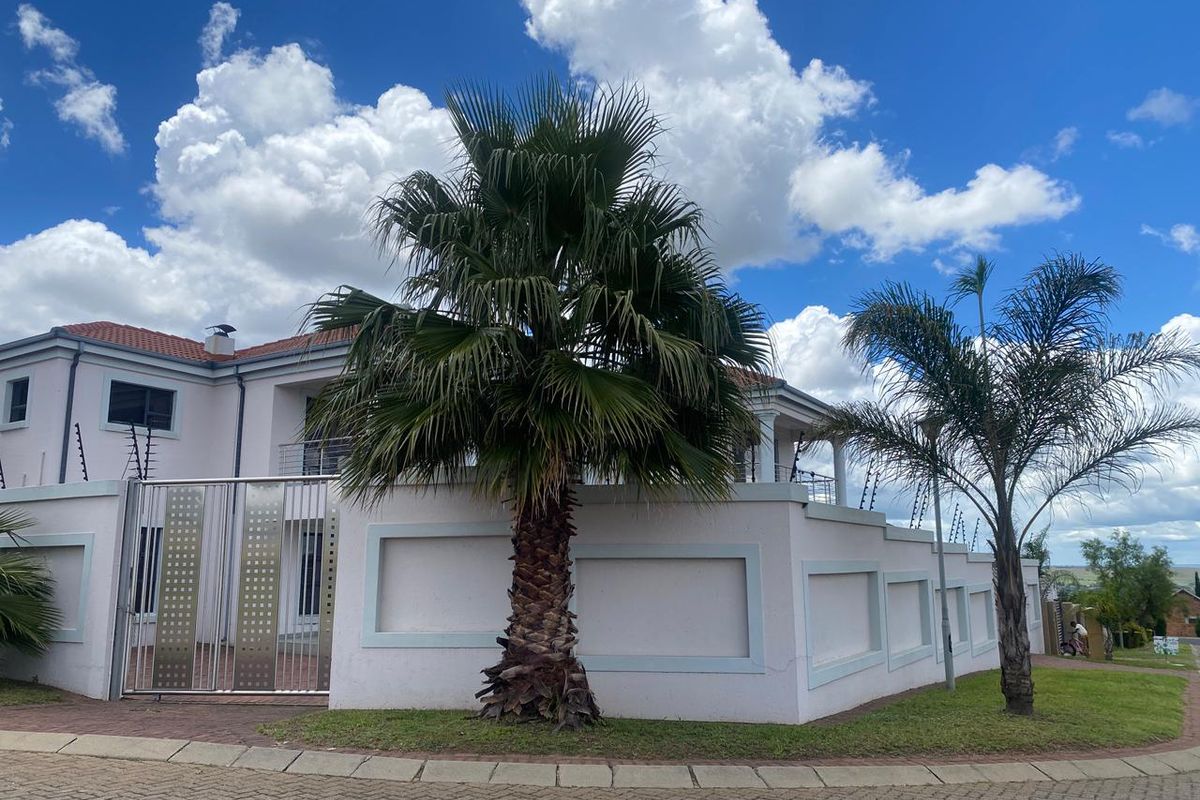 For Sale: Elegant Double-Storey Mansion with Granny Flat - Photo 2