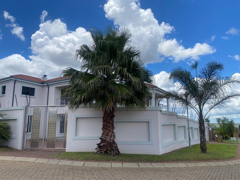 For Sale: Elegant Double-Storey Mansion with Granny Flat - Photo 2