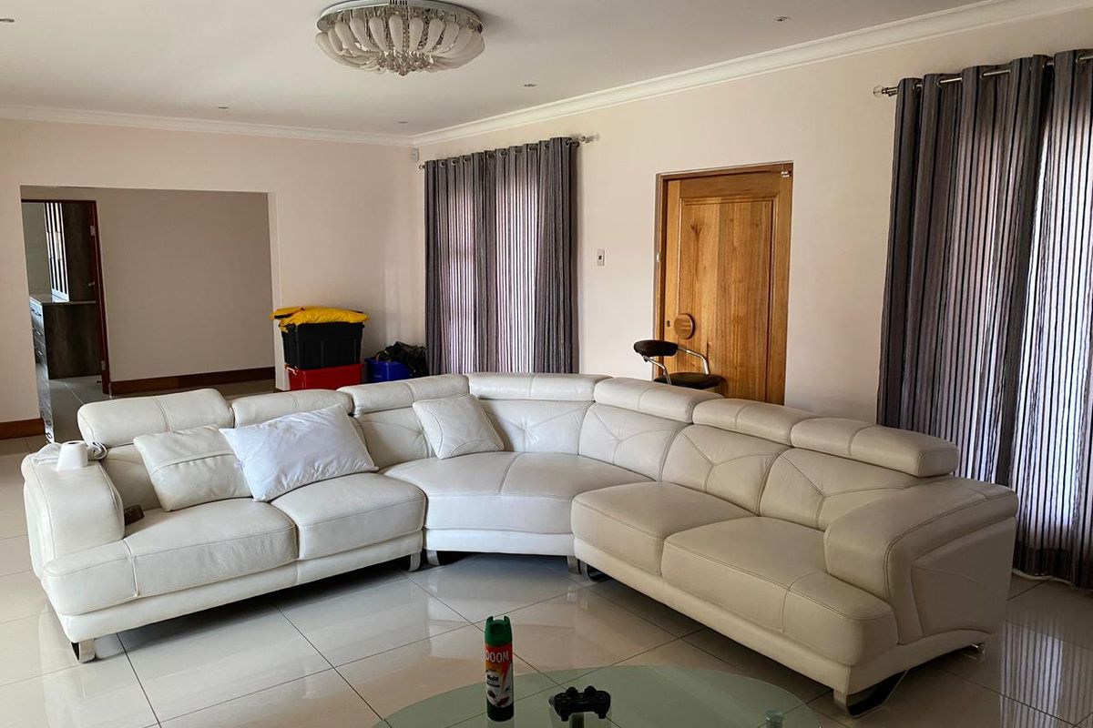 For Sale: Elegant Double-Storey Mansion with Granny Flat - Photo 4