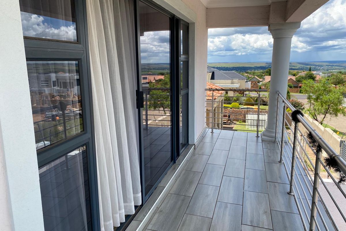 For Sale: Elegant Double-Storey Mansion with Granny Flat - Photo 3