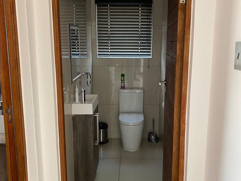 For Sale: Elegant Double-Storey Mansion with Granny Flat - Photo 10