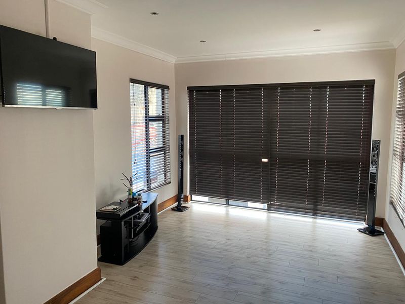 For Sale: Elegant Double-Storey Mansion with Granny Flat - Photo 9