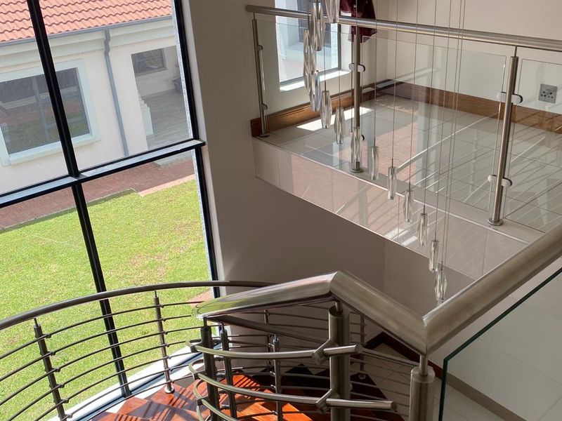For Sale: Elegant Double-Storey Mansion with Granny Flat - Photo 8