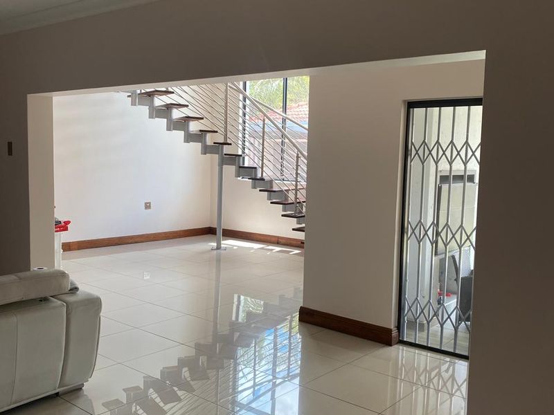 For Sale: Elegant Double-Storey Mansion with Granny Flat - Photo 7