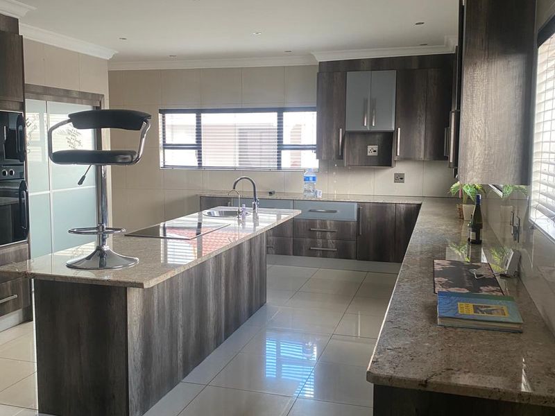 For Sale: Elegant Double-Storey Mansion with Granny Flat - Photo 6