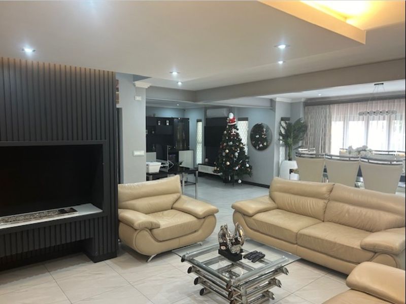 Spacious 5-Bedroom Family Home with Solar Power in Secure Estate - Photo 3