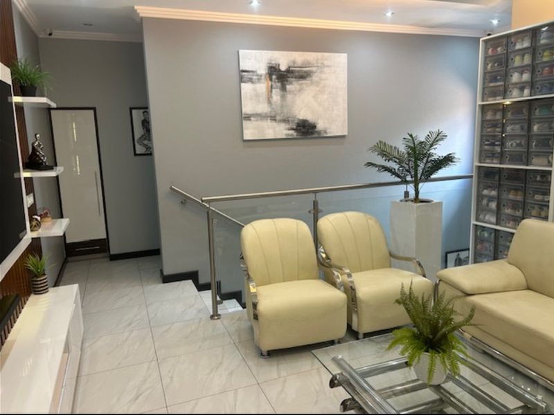 Spacious 5-Bedroom Family Home with Solar Power in Secure Estate - Photo 6