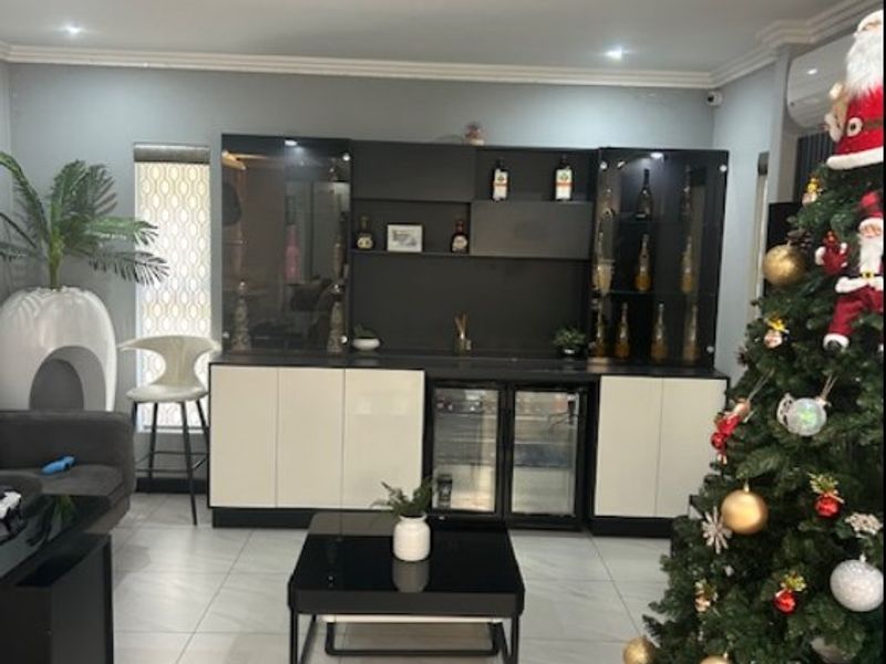 Spacious 5-Bedroom Family Home with Solar Power in Secure Estate - Photo 4