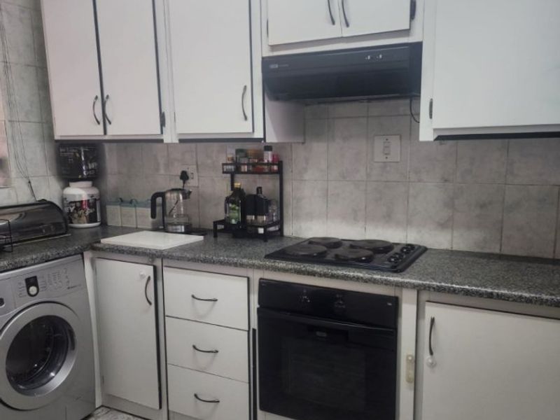 Charming & Secure 2-Bedroom Flat – Perfect Starter Home or Investment - Photo 8