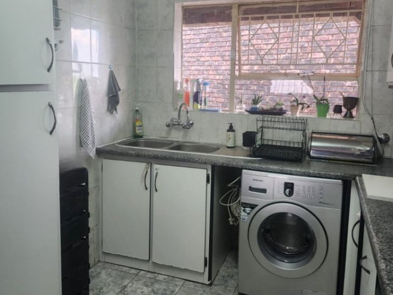 Charming & Secure 2-Bedroom Flat – Perfect Starter Home or Investment - Photo 9