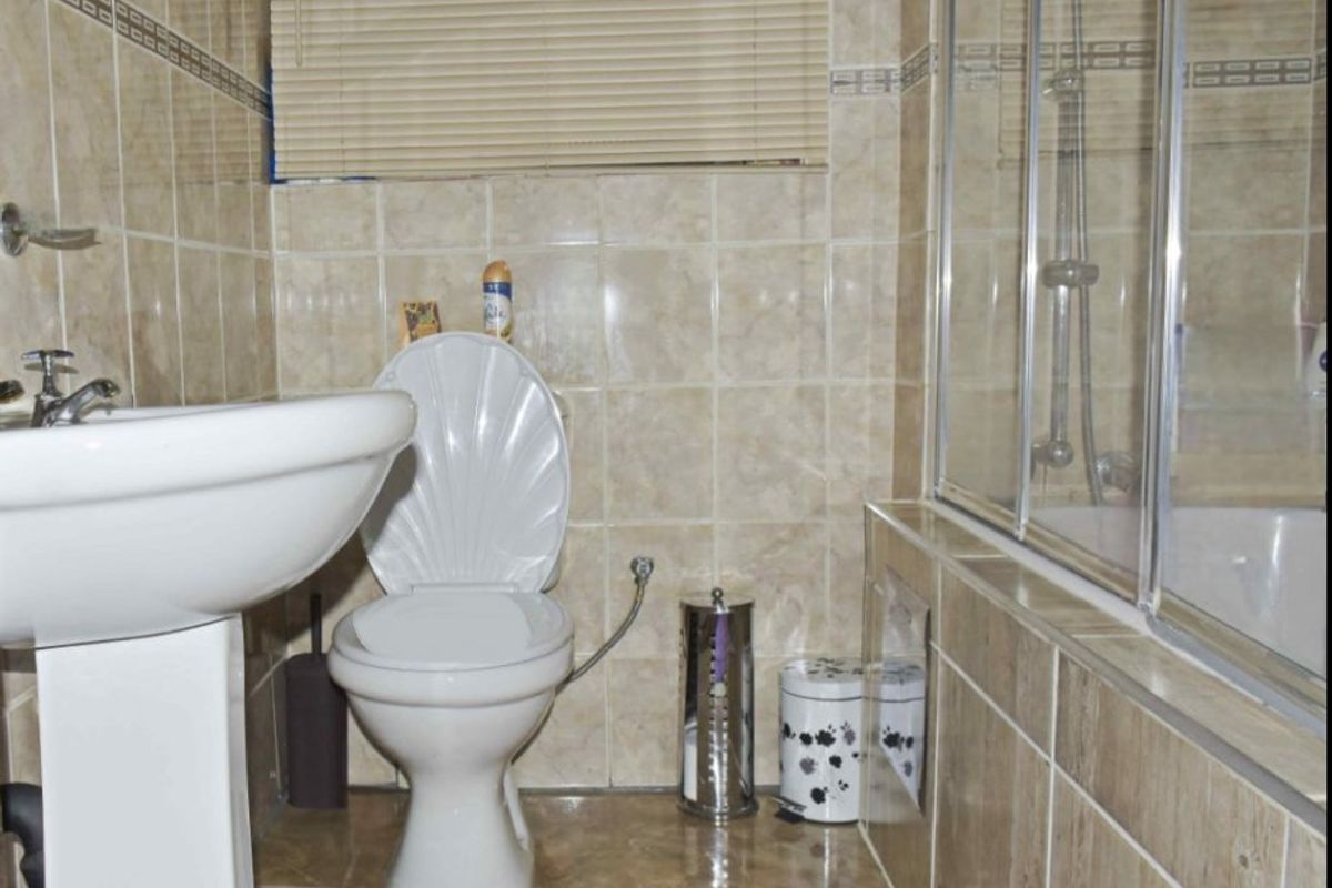 Charming & Secure 2-Bedroom Flat – Perfect Starter Home or Investment - Photo 2