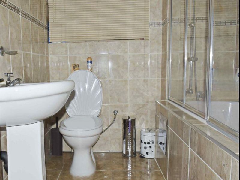 Charming & Secure 2-Bedroom Flat – Perfect Starter Home or Investment - Photo 2