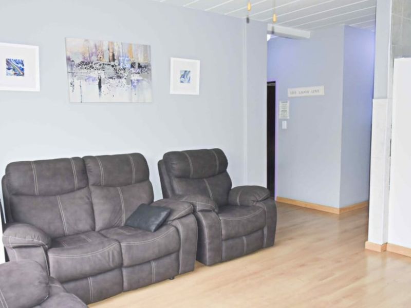 Charming & Secure 2-Bedroom Flat – Perfect Starter Home or Investment - Photo 3