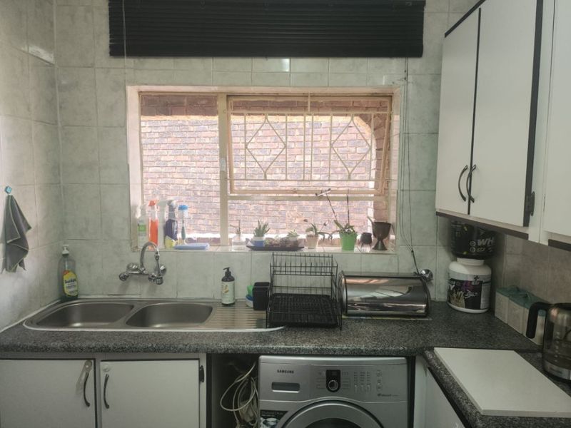 Charming & Secure 2-Bedroom Flat – Perfect Starter Home or Investment - Photo 10