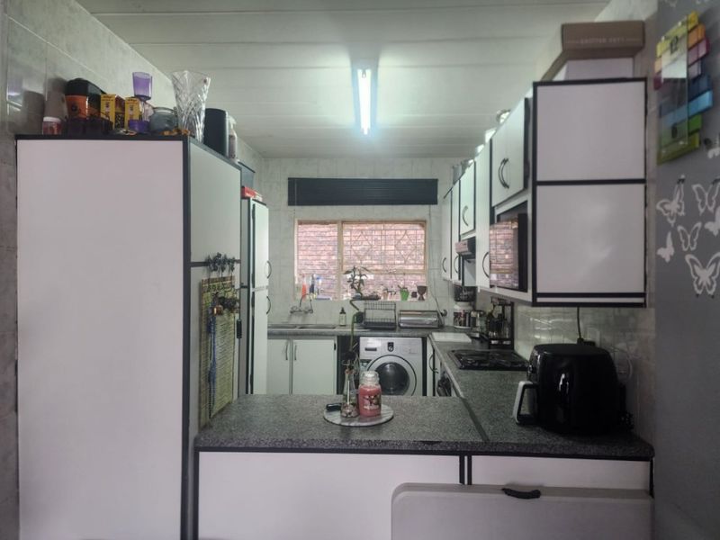 Charming & Secure 2-Bedroom Flat – Perfect Starter Home or Investment - Photo 5