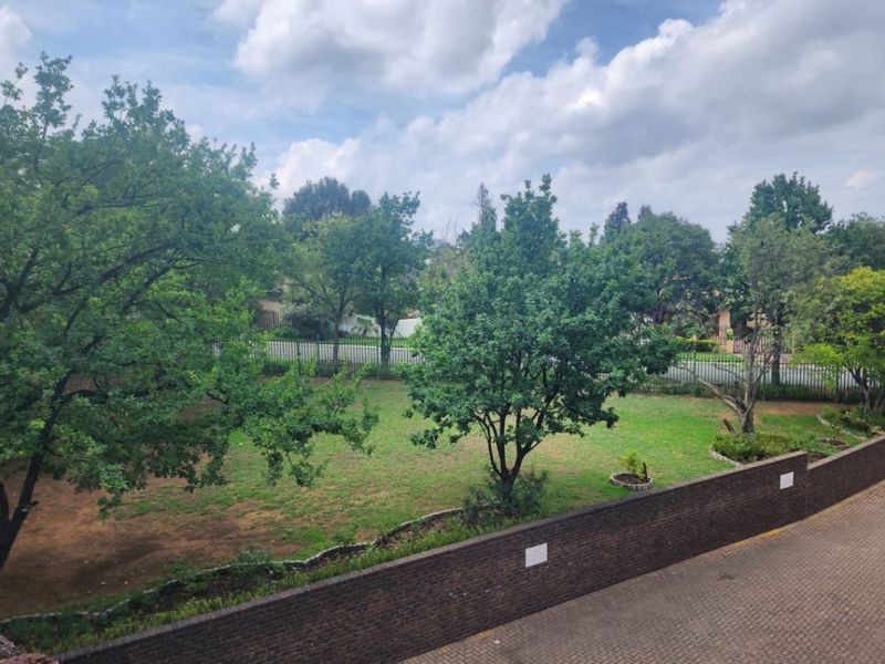 Charming & Secure 2-Bedroom Flat – Perfect Starter Home or Investment - Photo 6