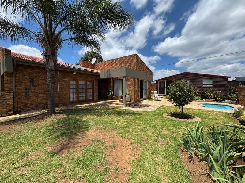 Charming Family Home with Granny Flat and Pool - Photo 1