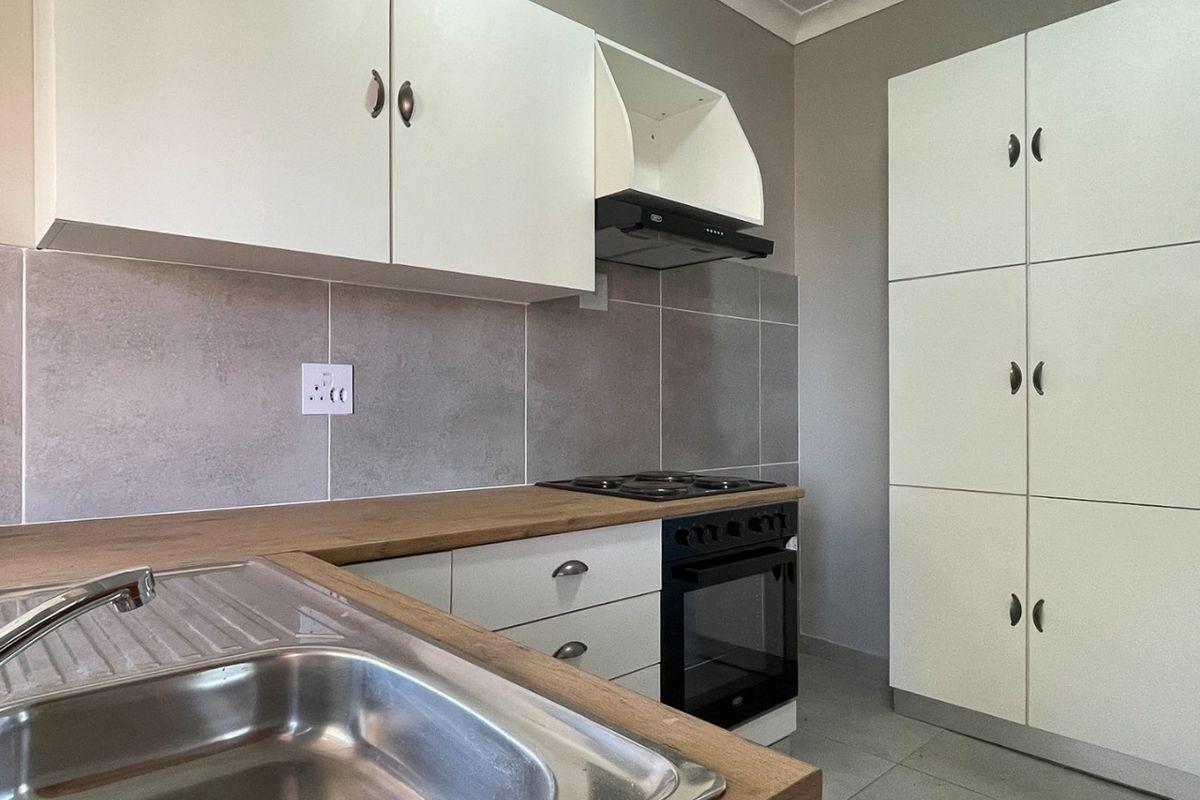 Lovely Upgraded 3-Bedroom Flatlet in Prime Location - Photo 3